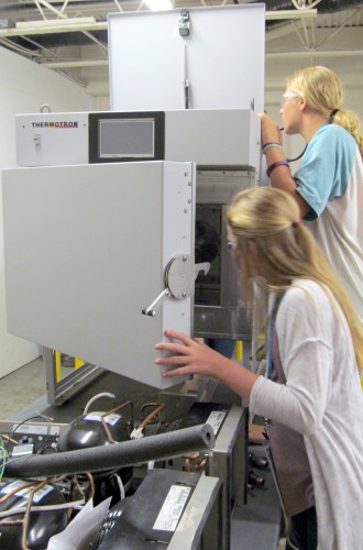 iChallengeUth Students Examining a Thermotron Benchtop Chamber